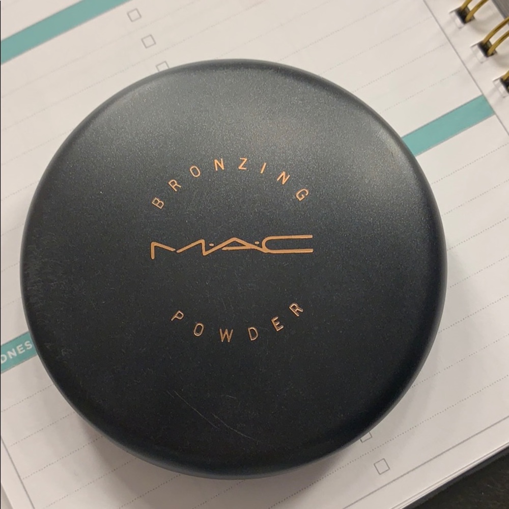 MAC Cosmetics bronzing powder shade refined golden